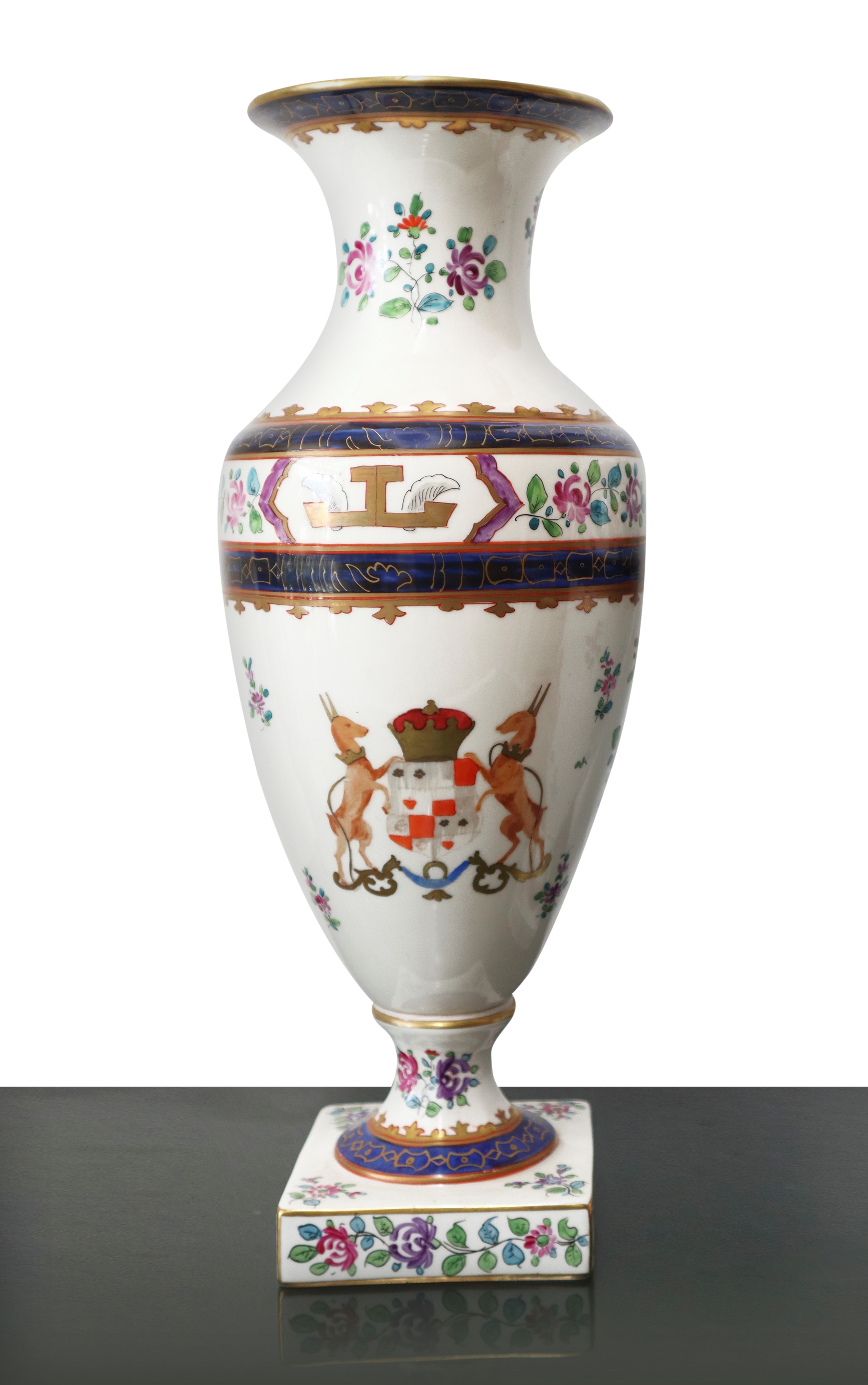 Dresden Porcelain - Coppia di vasi in porcellana decorati con cani e stemmi