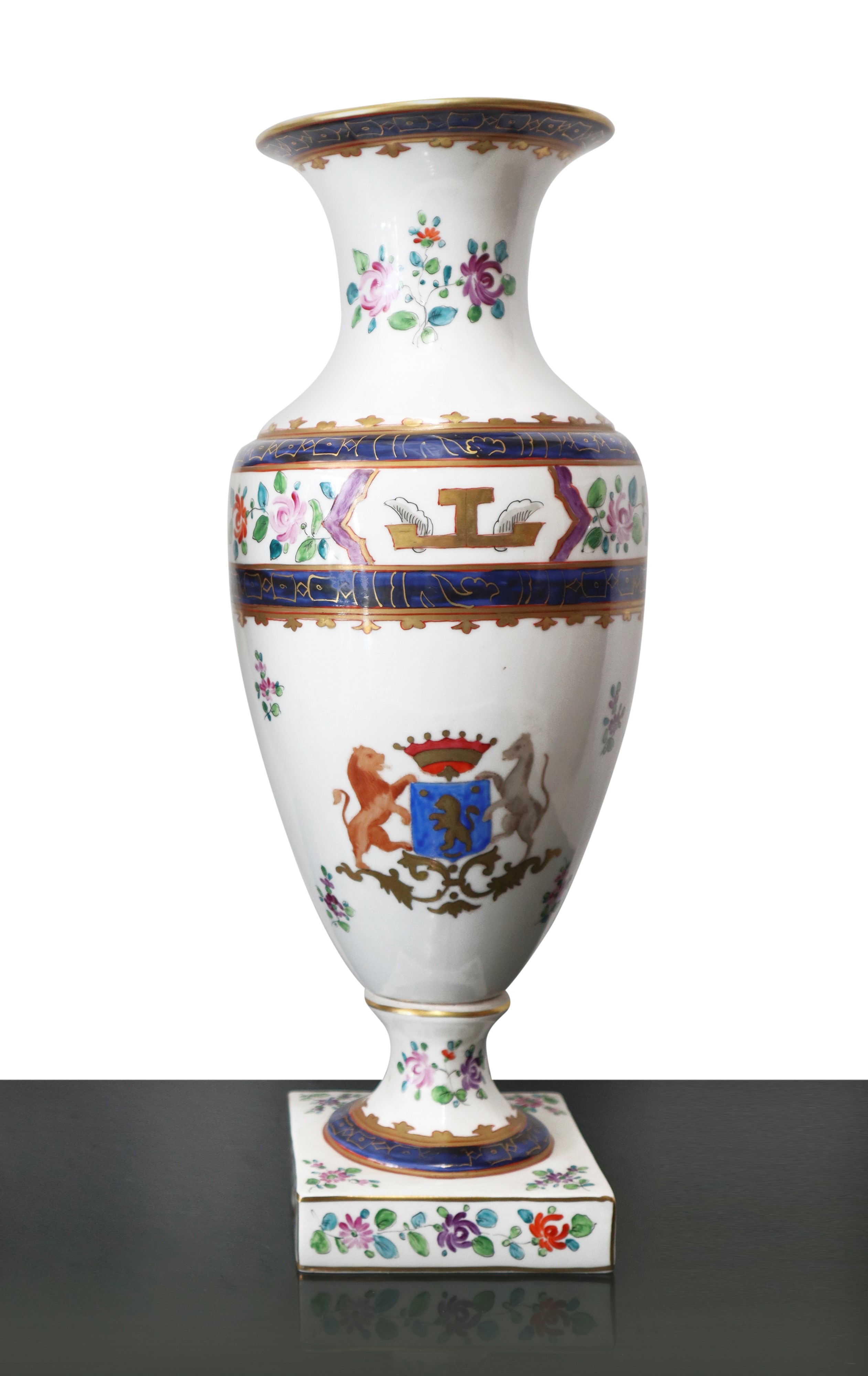 Dresden Porcelain - Coppia di vasi in porcellana decorati con cani e stemmi