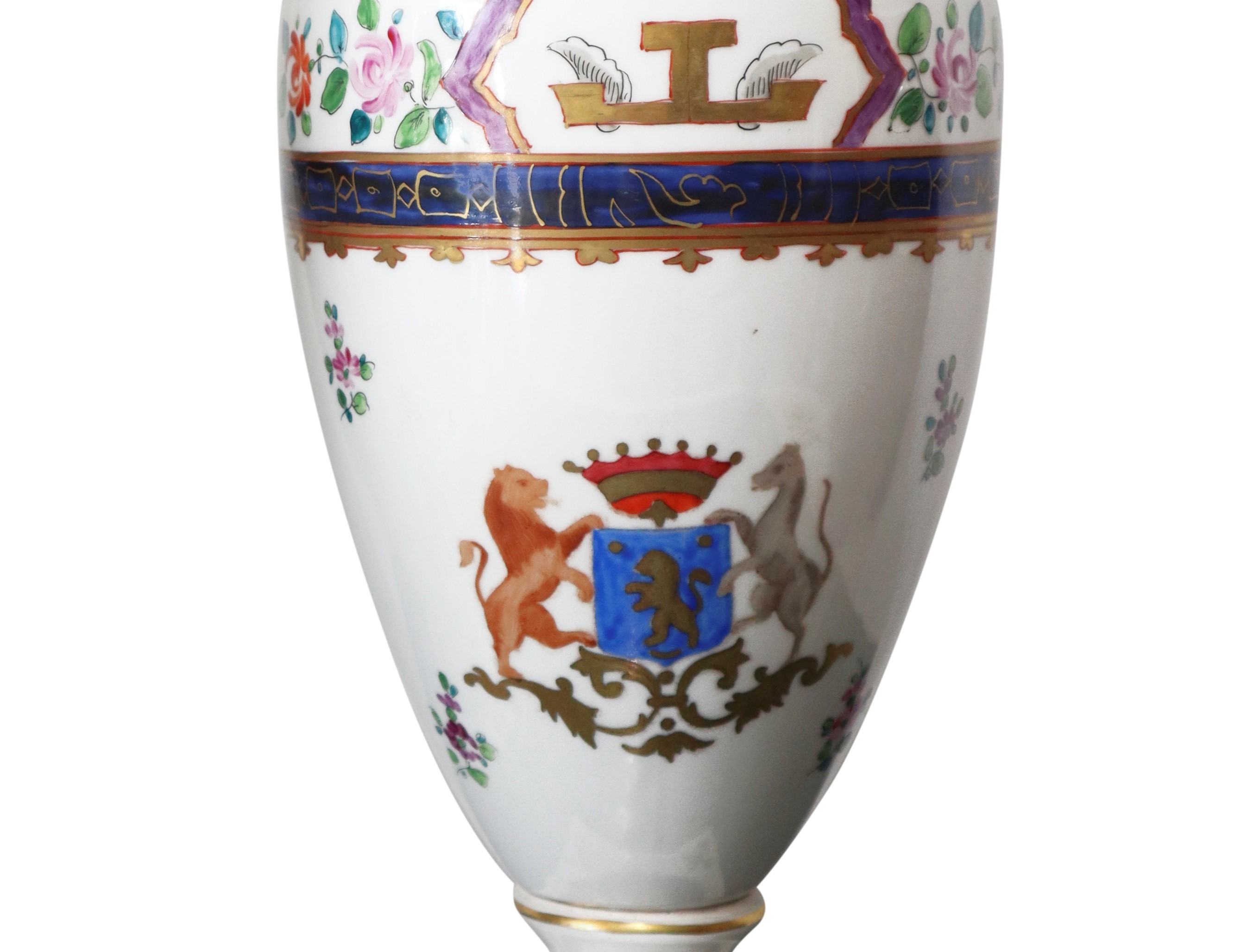 Dresden Porcelain - Coppia di vasi in porcellana decorati con cani e stemmi