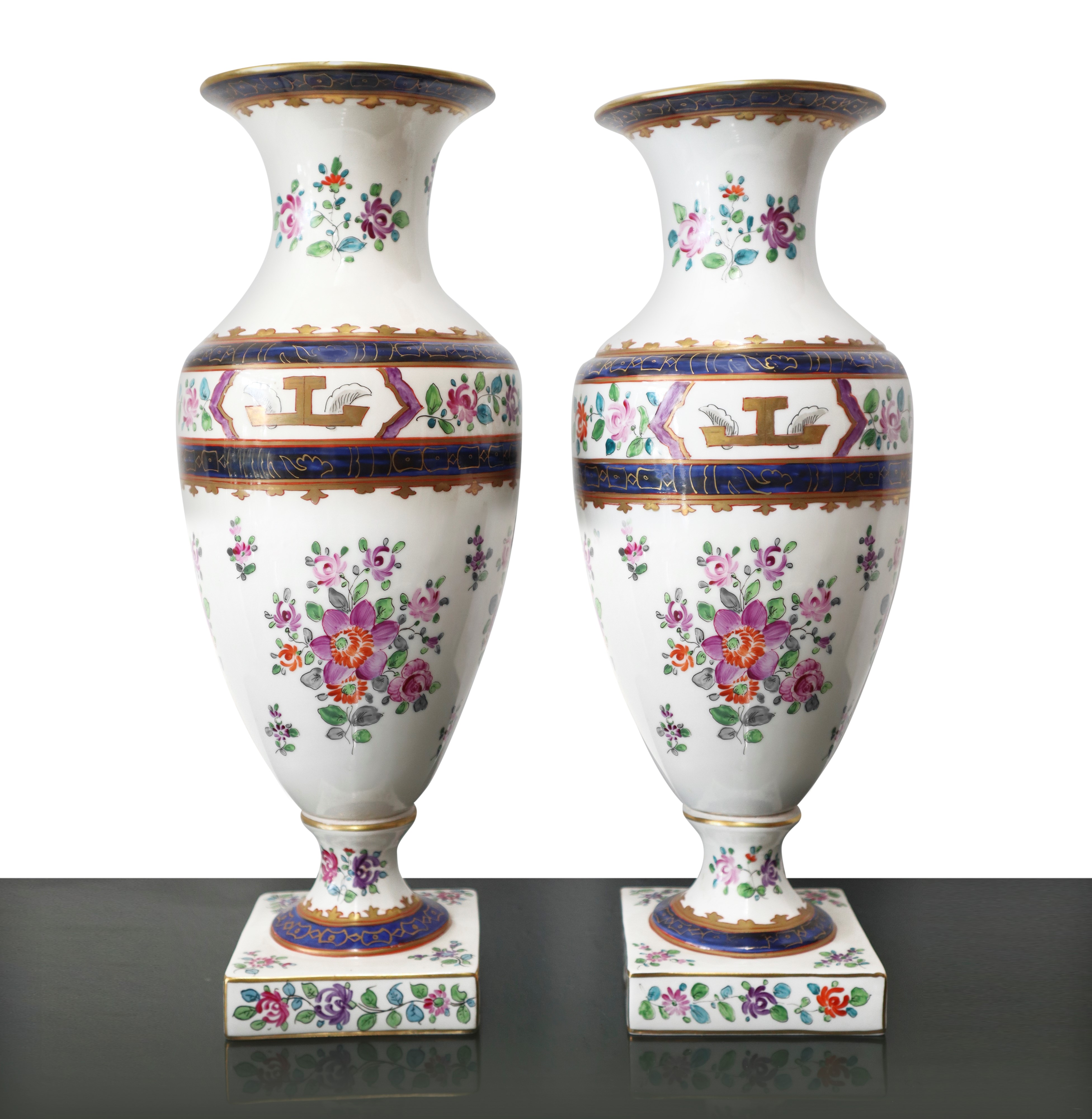 Dresden Porcelain - Coppia di vasi in porcellana decorati con cani e stemmi