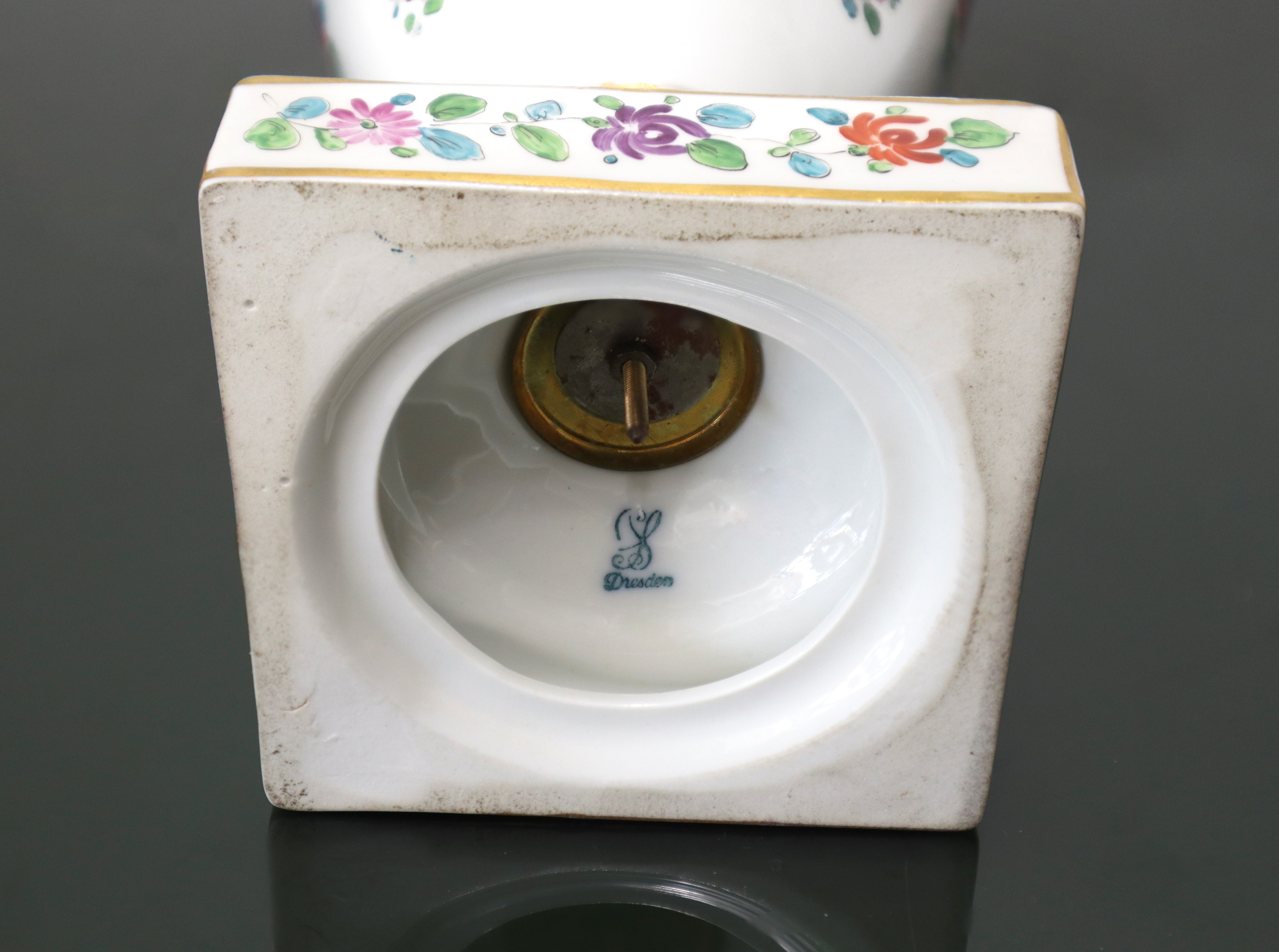 Dresden Porcelain - Coppia di vasi in porcellana decorati con cani e stemmi