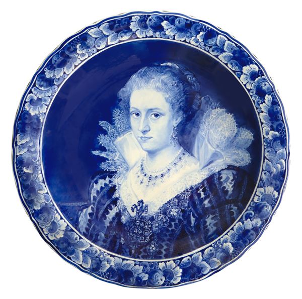 Koninklijke Porceleyne Fles - Grande piatto blu raffigurante Jacqueline Van Caestre