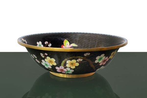 Plate with cloisonné workmanship