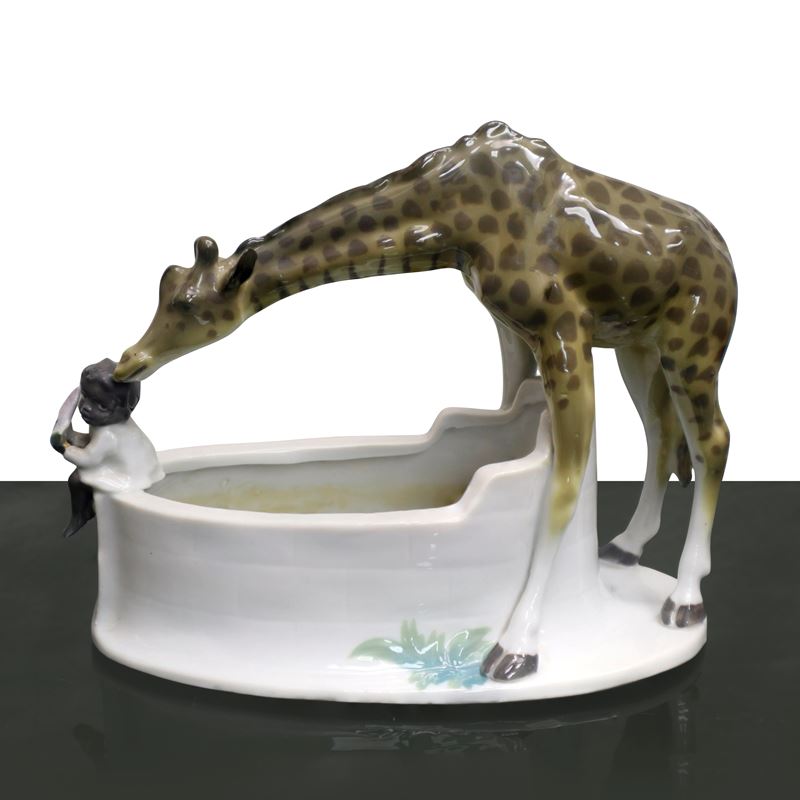 Giraffa con Bimbo che Mangia L'anguria