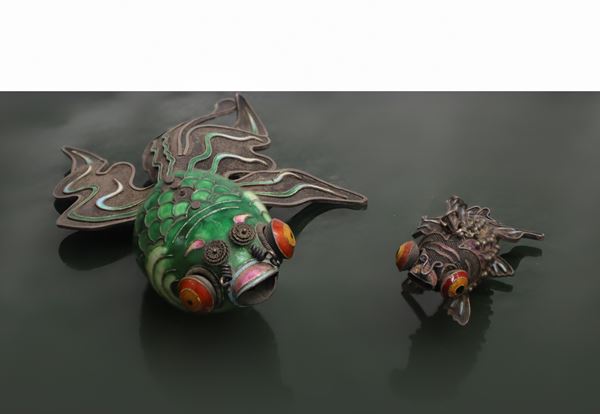 Pesce tropicale a smalti cloisonnè e pesce tropicale in metallo con corpi articolati