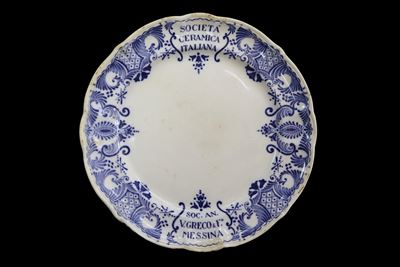 Piatto nei Toni del Bianco e Blu
