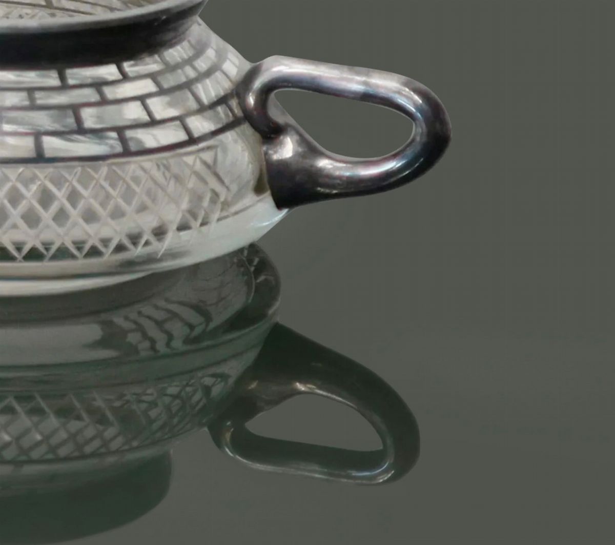 Set di cinque salsiere in vetro con decorazioni in argento