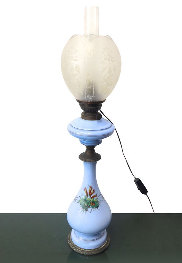 Lamp in shades of blue with floral decoration