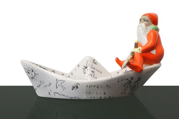 Ars Pulcra Torino - Barca di carta con uomo barbuto, scultura in terraglia a colaggio con decoro policromo.