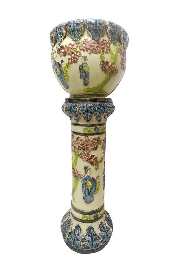 Cachepot con colonna in ceramica con motivi orientali.