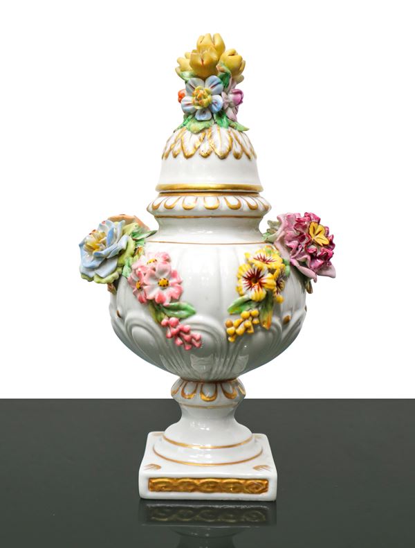 Capodimonte - Piccola poutiche in porcellana con fiori 