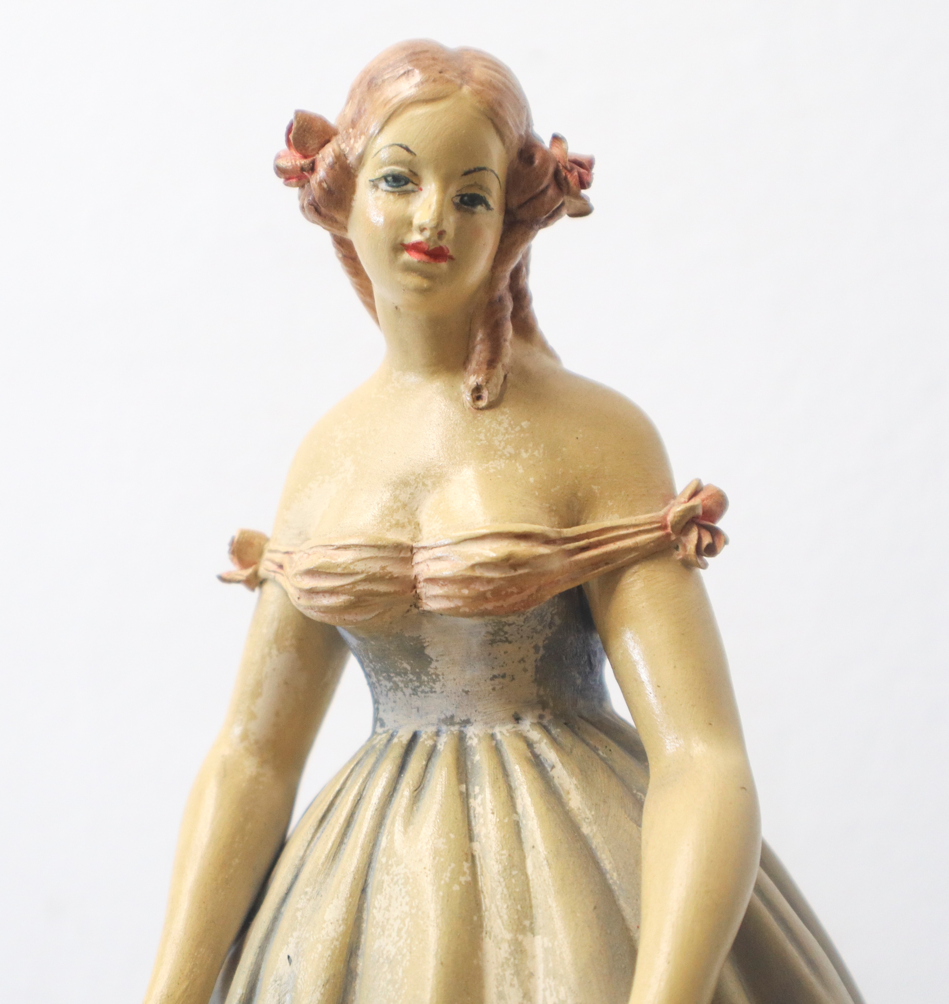 Dama con cesto di fiori, scultura in ceramica policroma