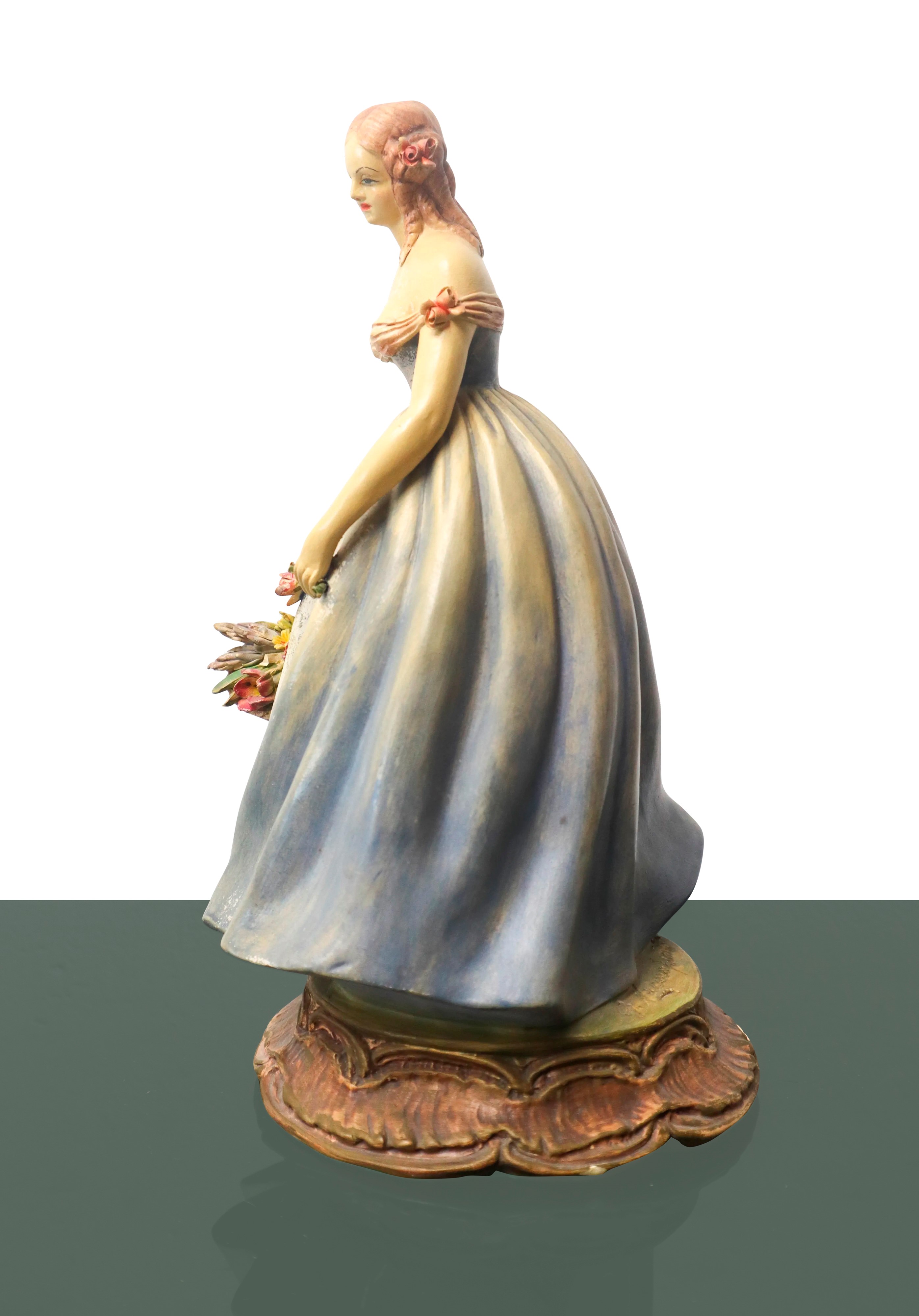 Dama con cesto di fiori, scultura in ceramica policroma