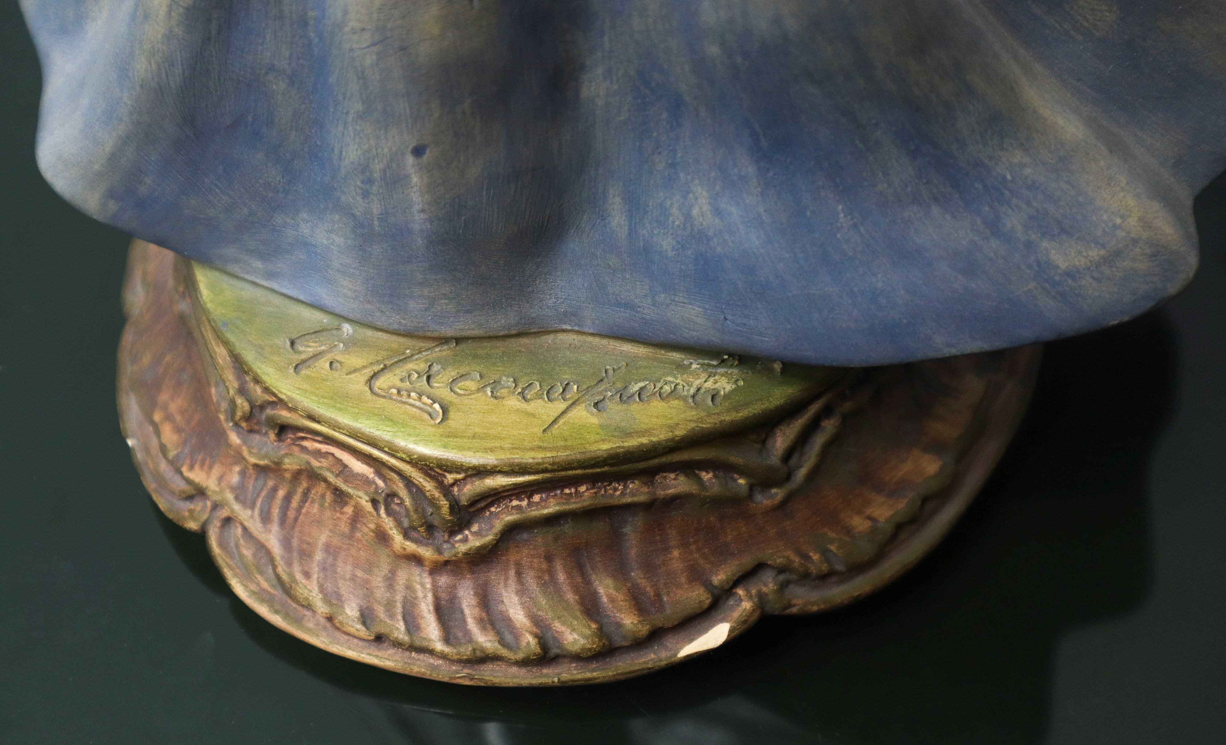 Dama con cesto di fiori, scultura in ceramica policroma