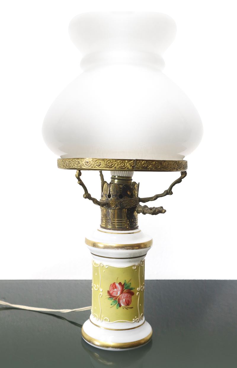 Piccolo Lume con Base in Porcellana e Coppa in Opaline