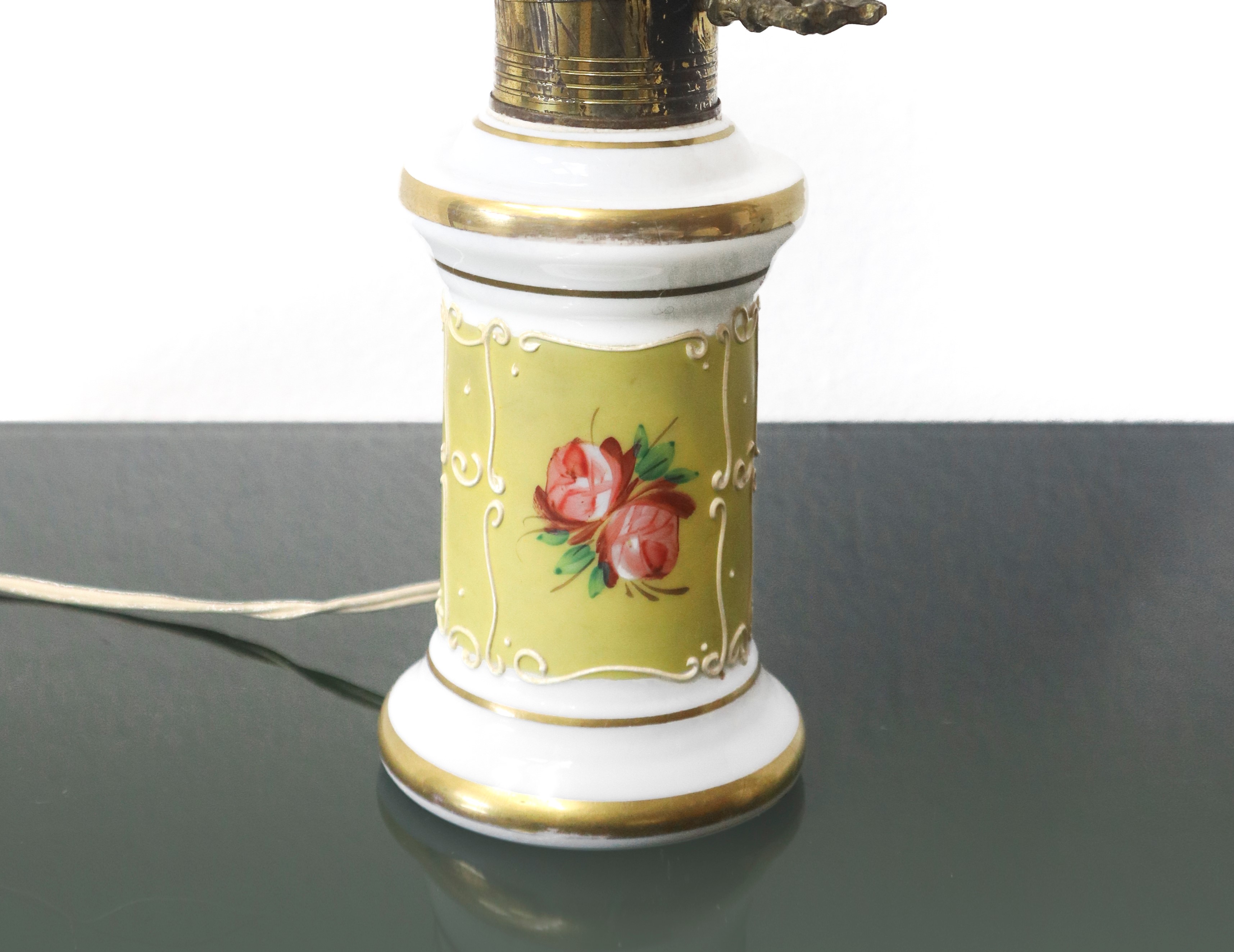 Piccolo lume con base in porcellana e coppa in opaline