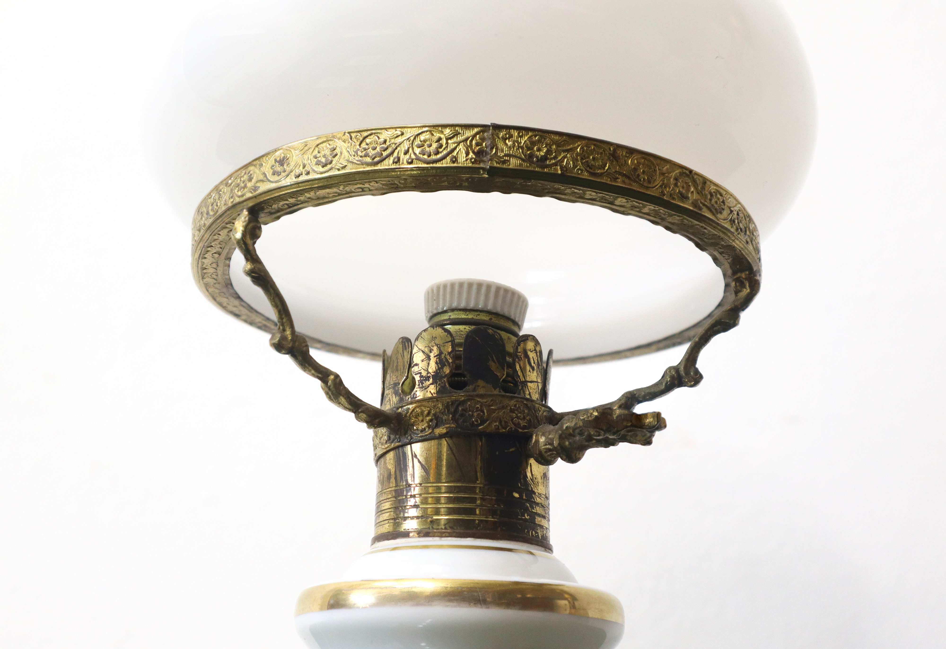 Piccolo lume con base in porcellana e coppa in opaline