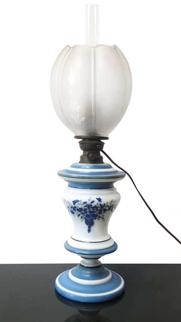 Blue and white porcelain oil lamp with floral motifs