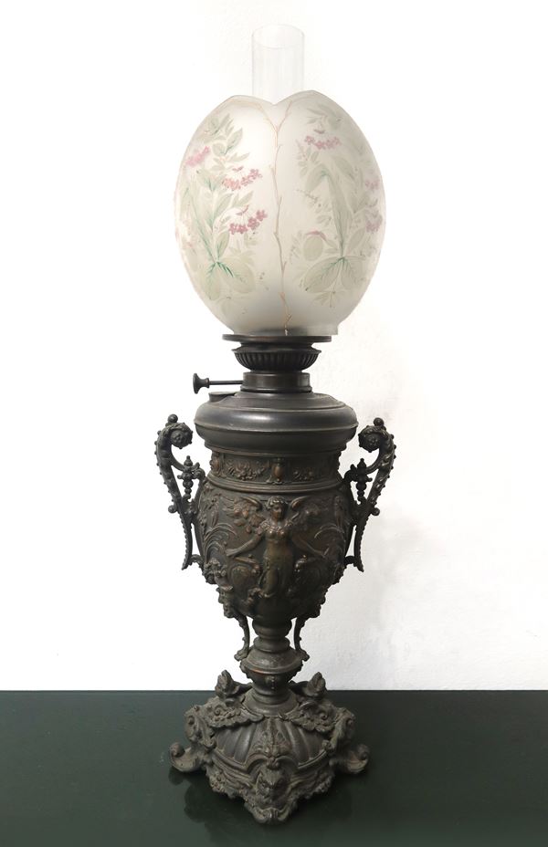 Grade bronze lamp with embossed base decorated with figures of winged women