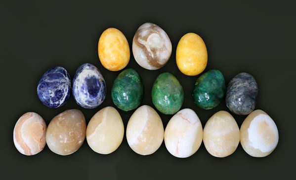 Gruppo di 16 uova in pietre dure e due in legno