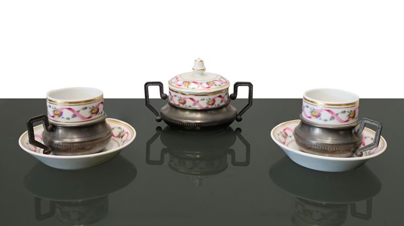 Coppia di tazzine in porcellana e zuccheriera