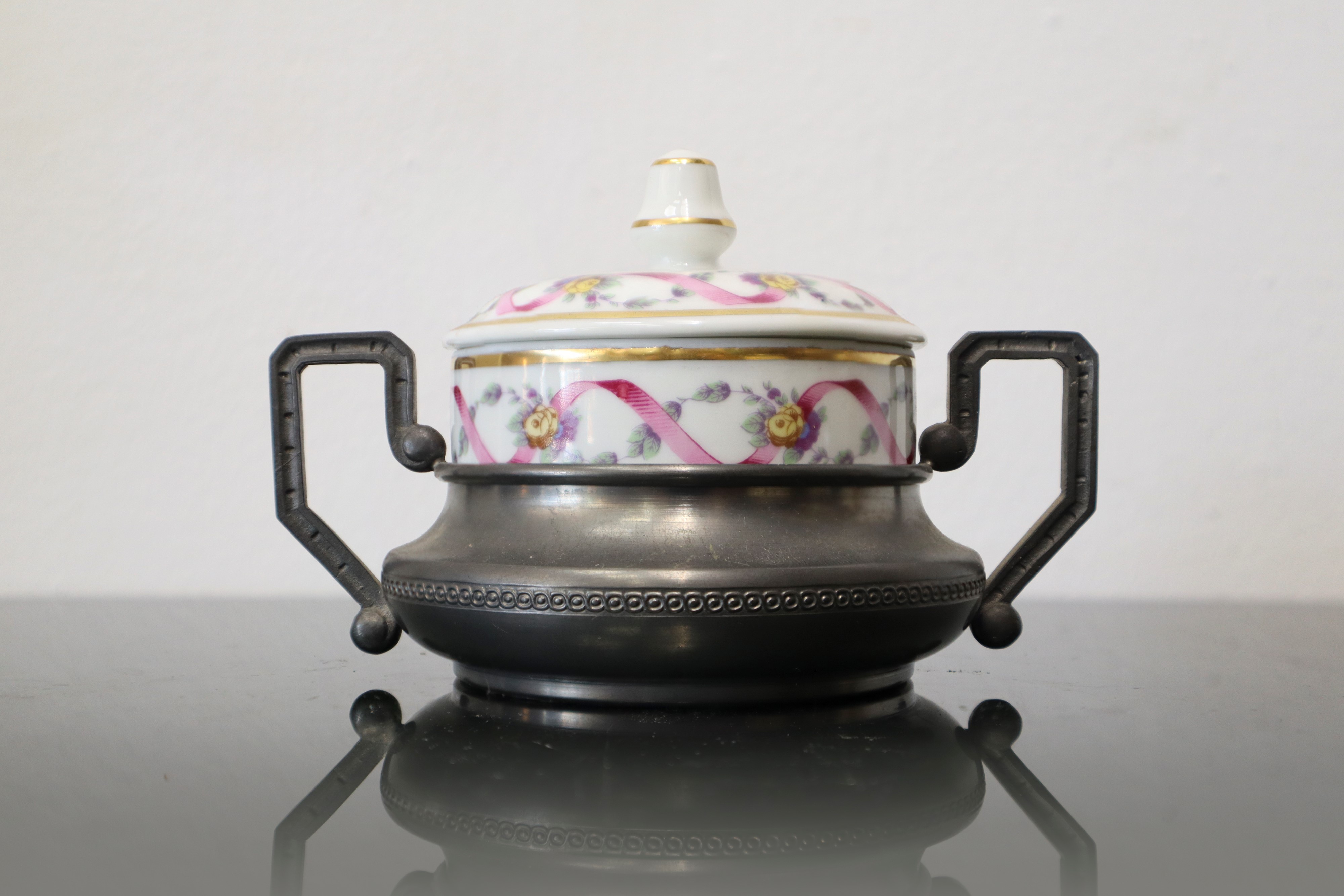 Coppia di tazzine in porcellana e zuccheriera