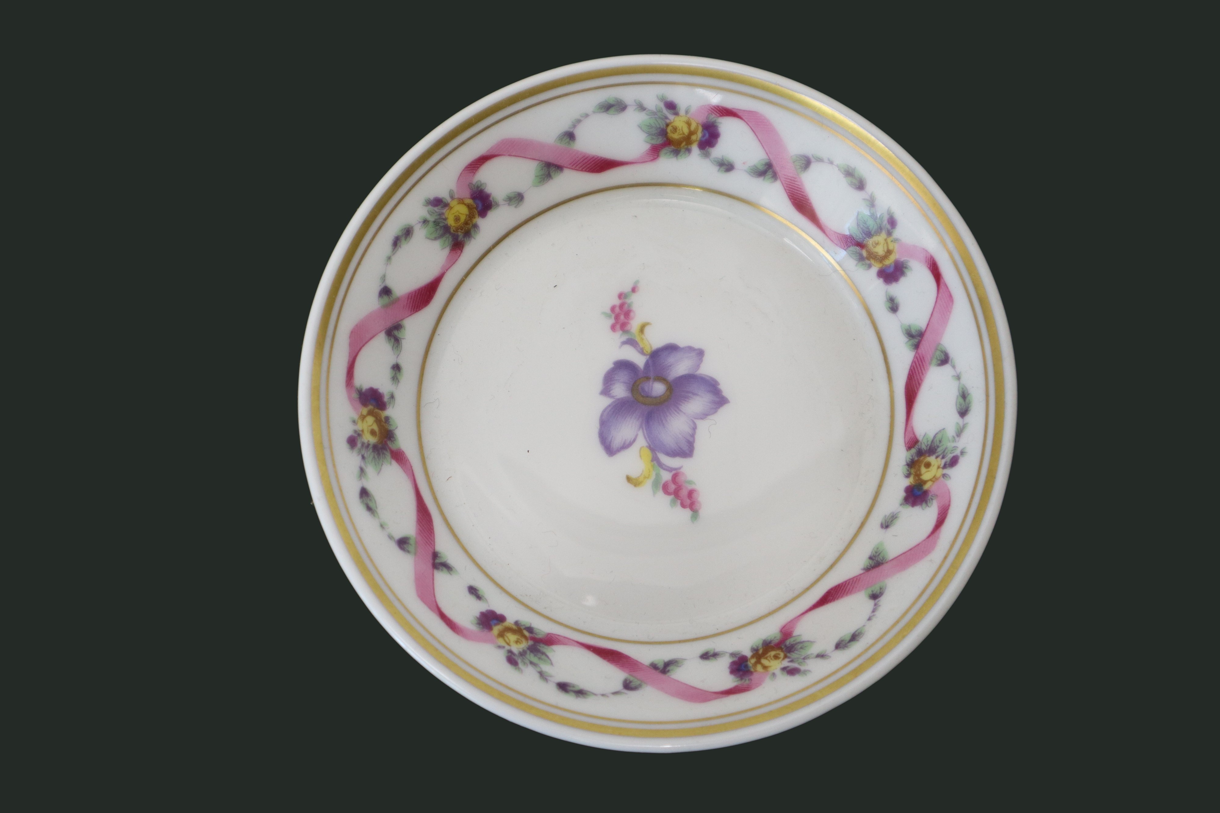 Coppia di tazzine in porcellana e zuccheriera