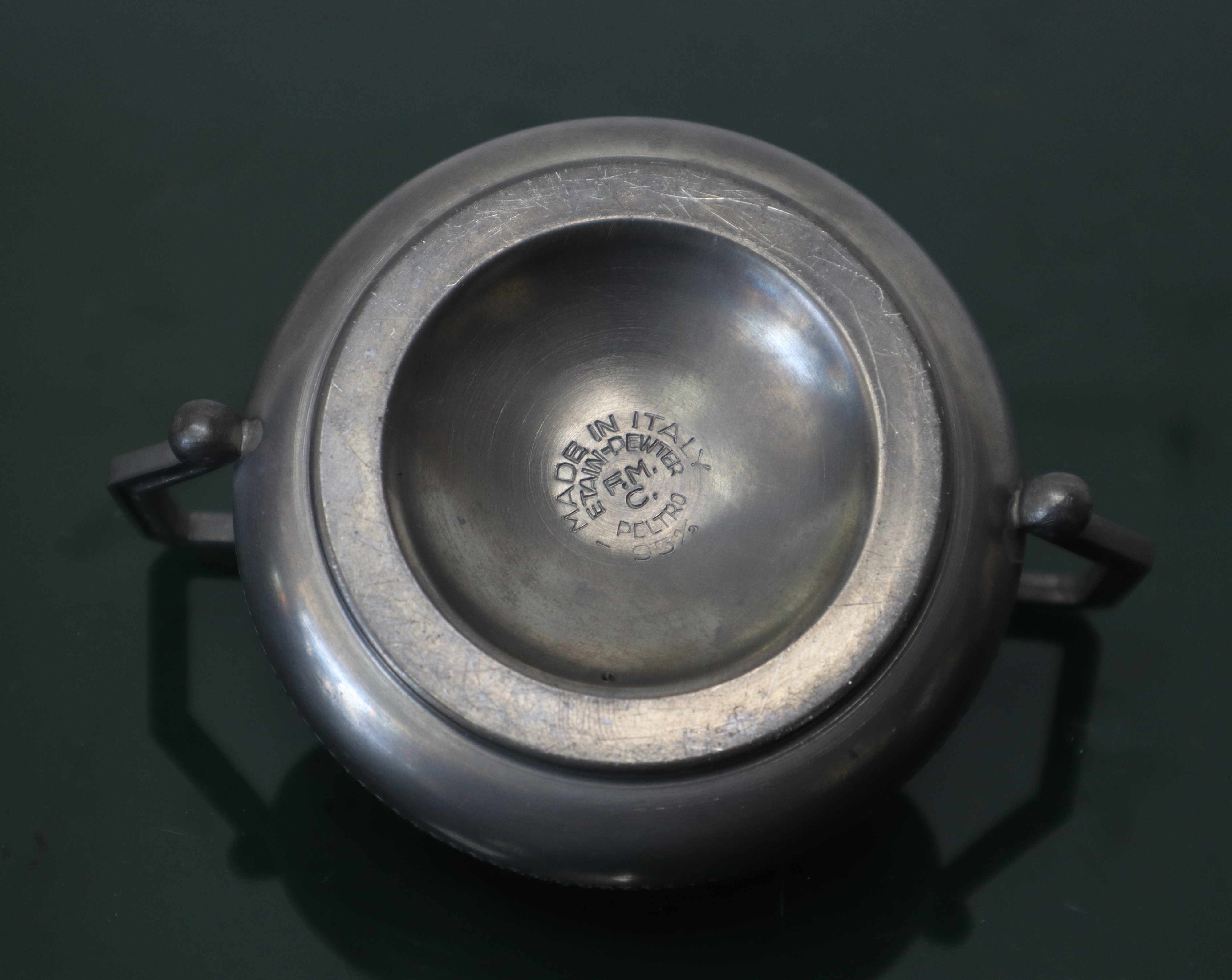 Coppia di tazzine in porcellana e zuccheriera