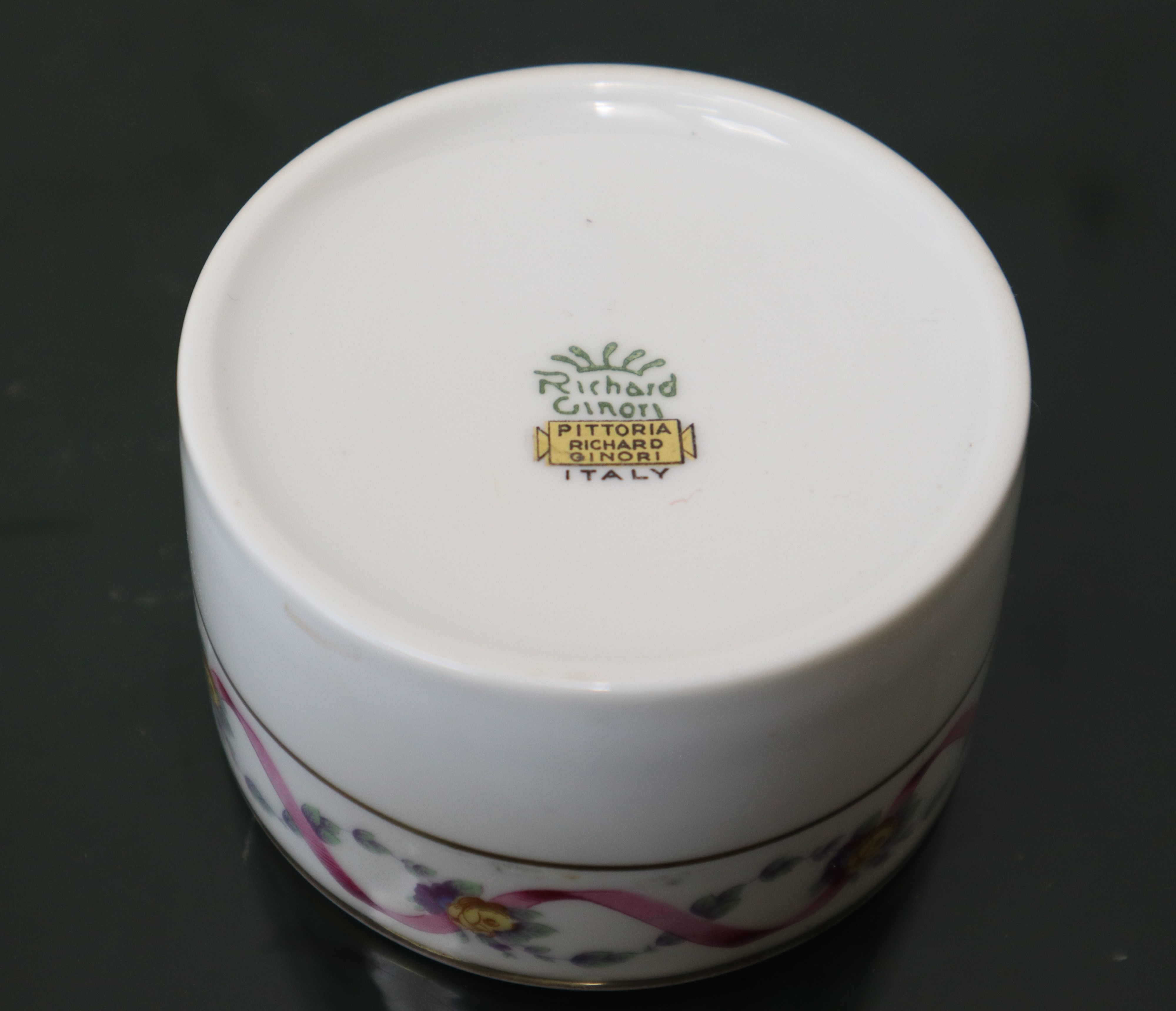 Coppia di tazzine in porcellana e zuccheriera