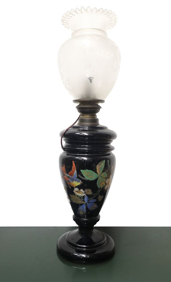 Lume in maiolica nei toni del nero con fiori e uccello
