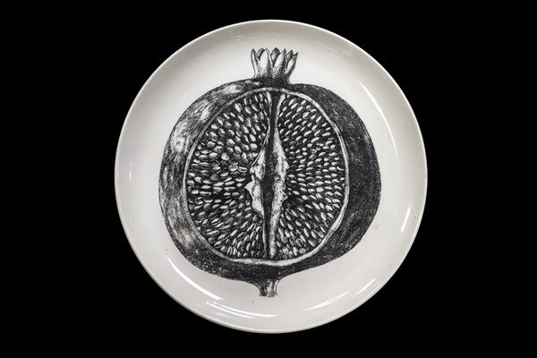Piero Fornasetti - Piatto in porcellana bianca con Melograno, serie Sezioni di Frutta, N.8
