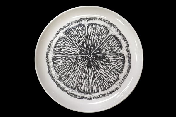 Piero Fornasetti - Piatto in porcellana bianca con Arancia, serie Sezioni di Frutta, N.1