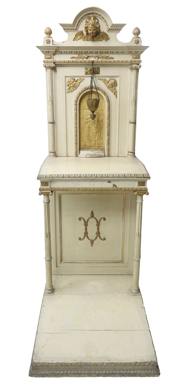Lacquered kneeler in shades of white and gold