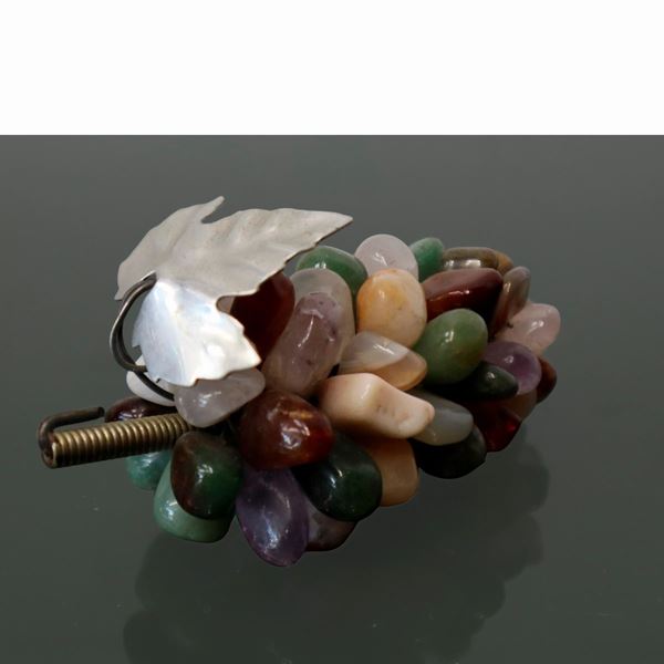 Small bunch of grapes in colored hard stones, jade, carnelian and quartz.