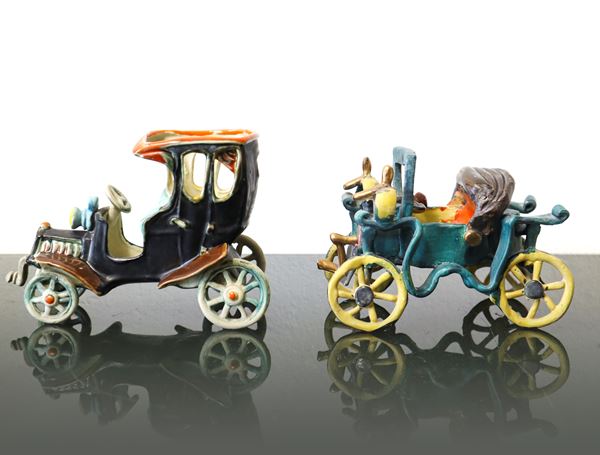 Coppia di auto d'epoca in porcellana