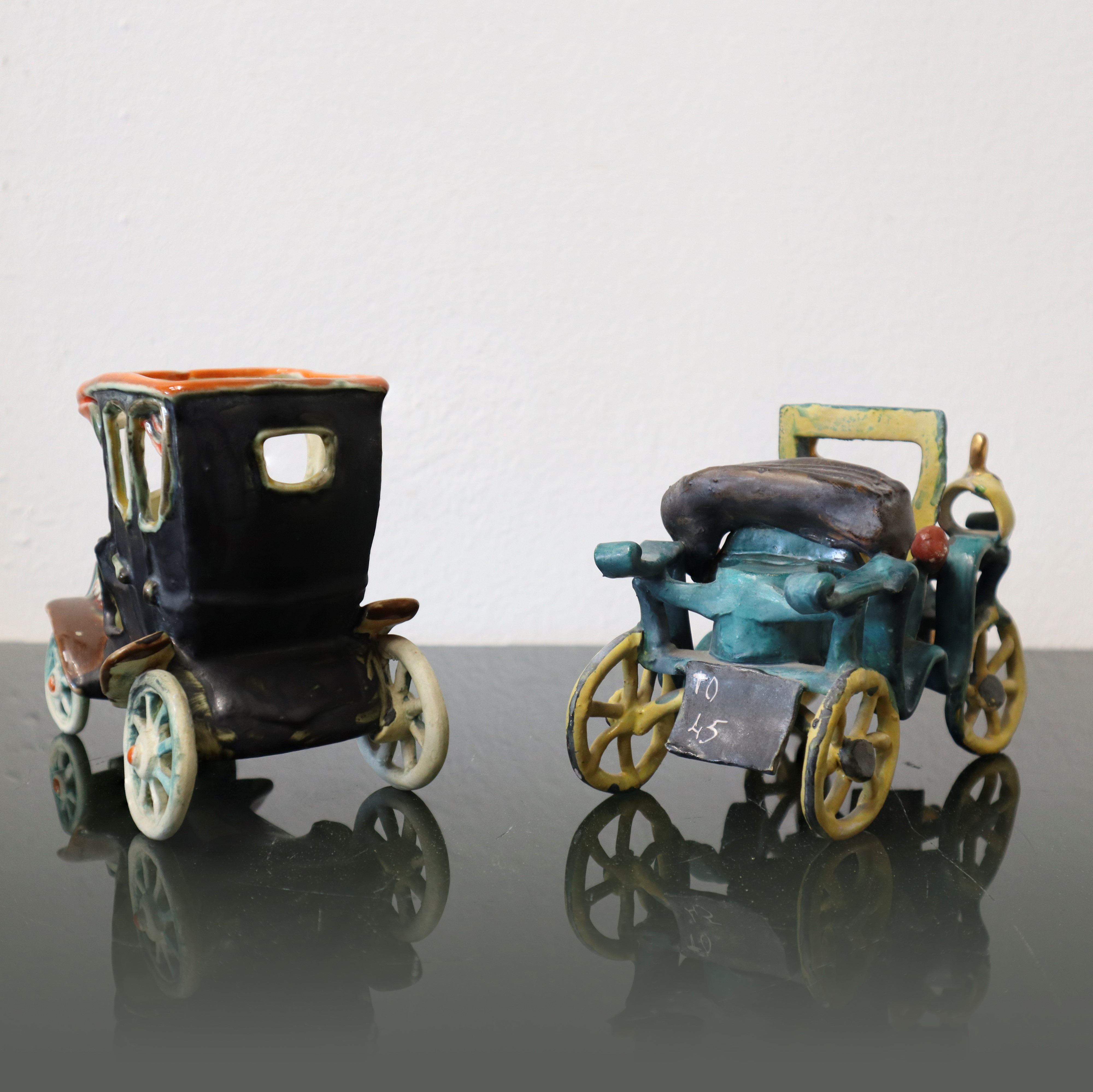 Coppia di Auto D'epoca in Porcellana