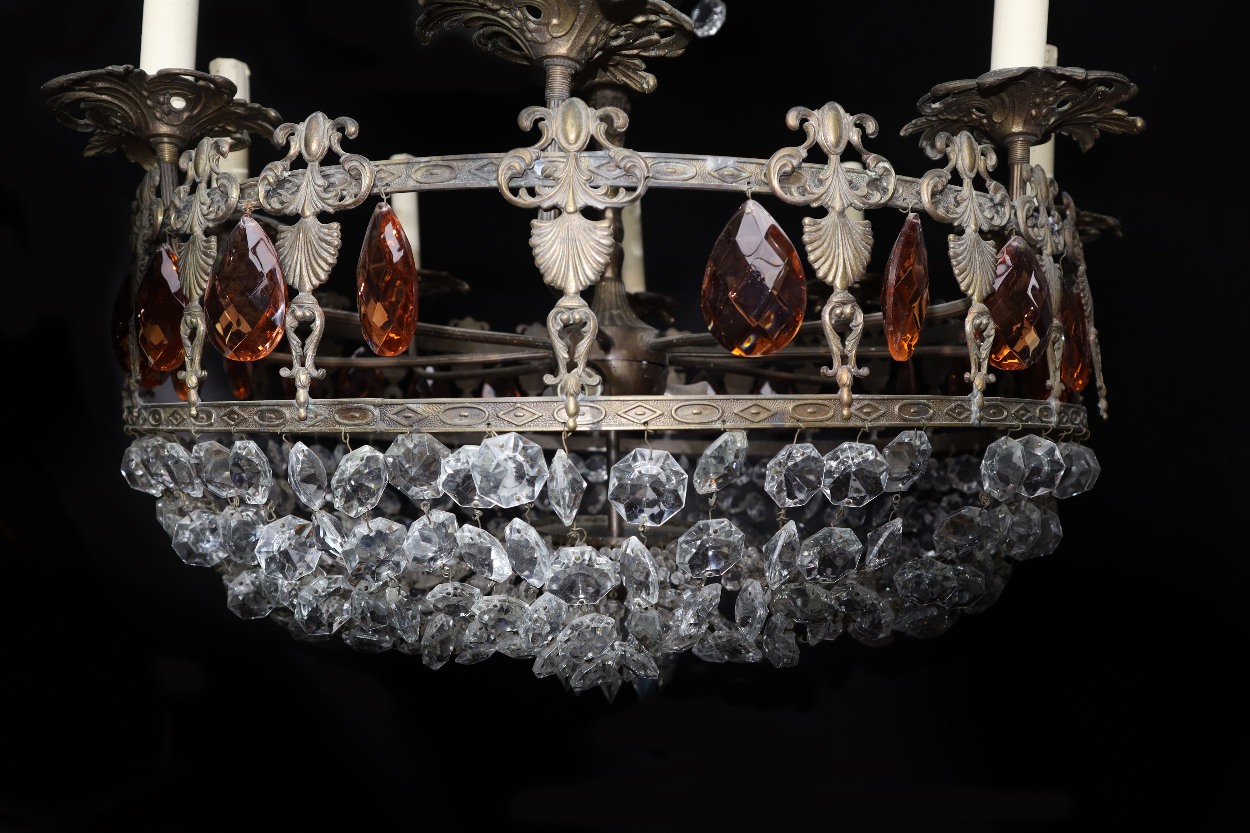 Lampadario a 11 luci in ferro battuto con brindoli