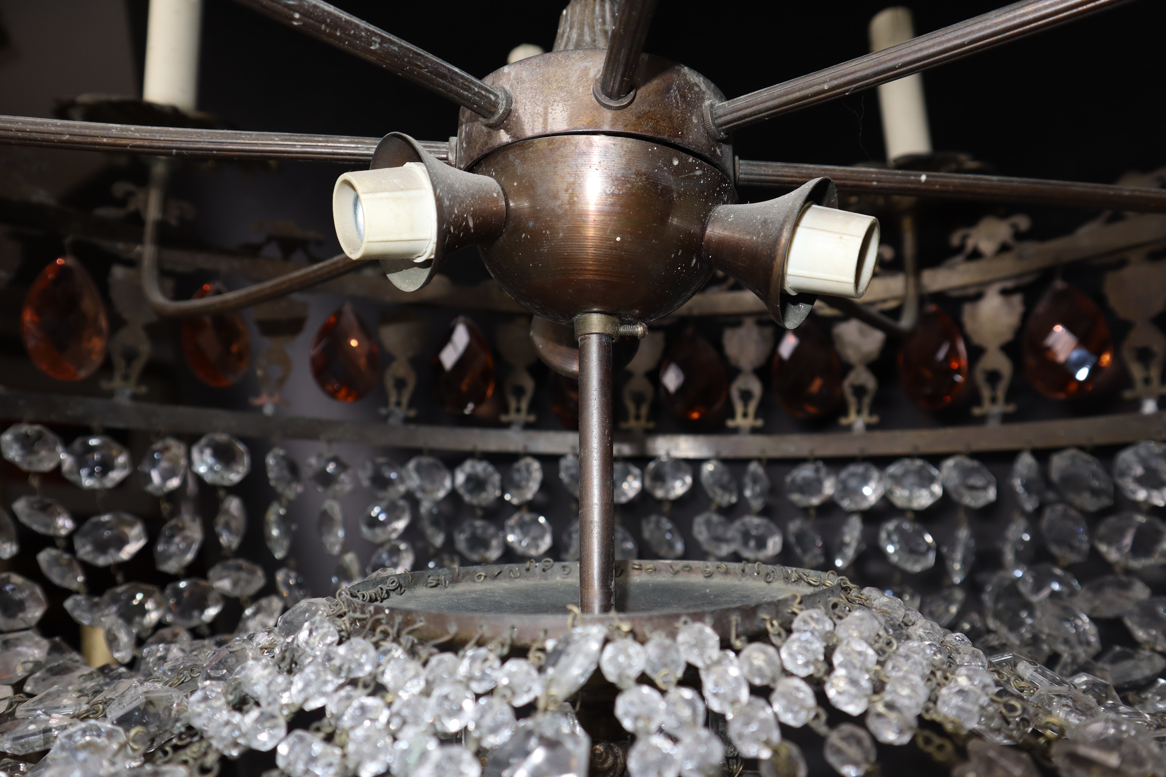 Lampadario a 11 luci in ferro battuto con brindoli