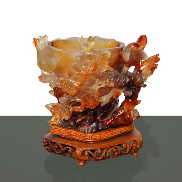 Vaso in corniola con ramo fiorito e uccelli