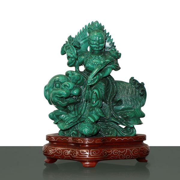 Statua in malachite raffigurante guerriero su cane di pho