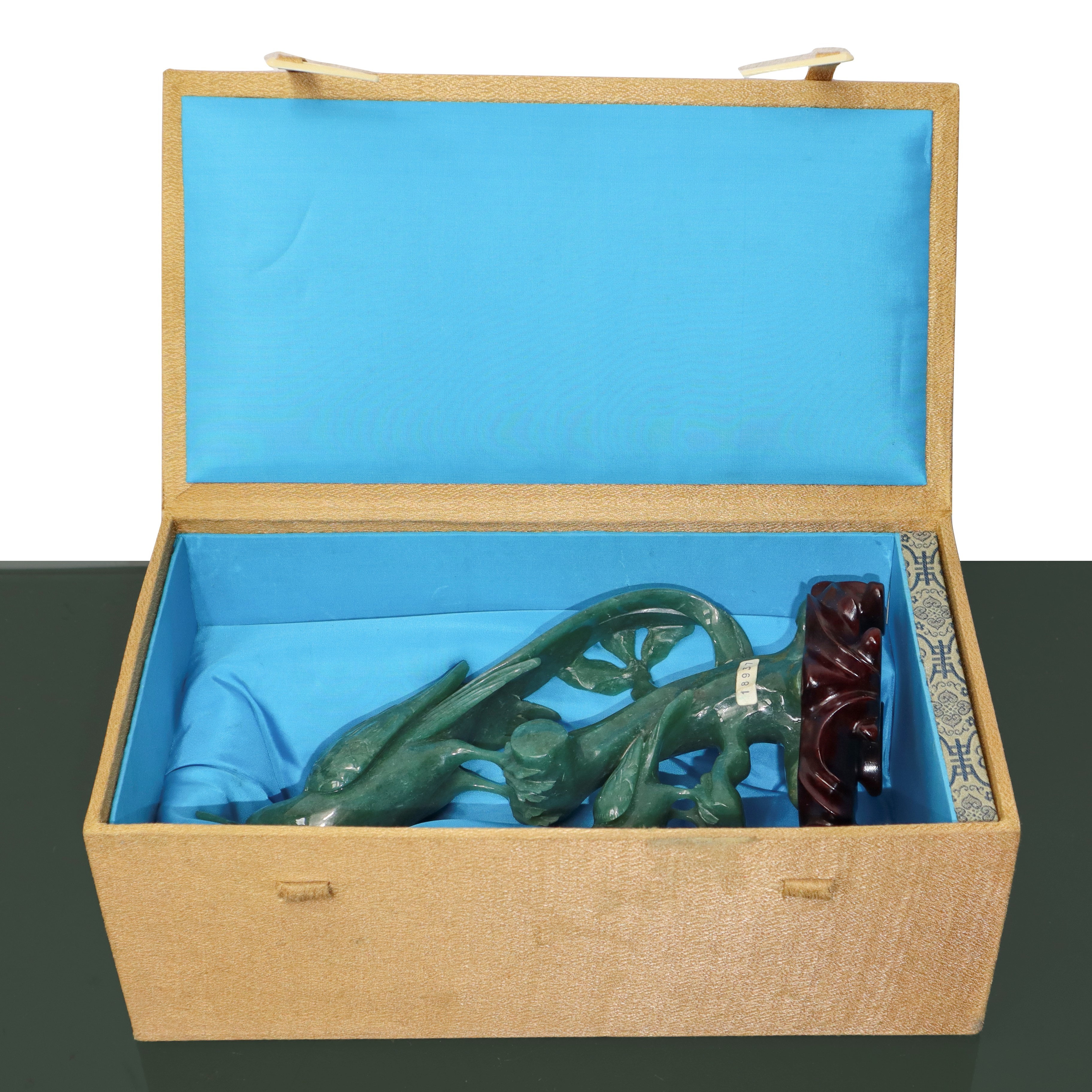 Scultura in giada raffigurante uccelli su un ramo