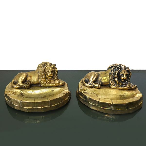 Coppia di leoni in bronzo con base a posacenere