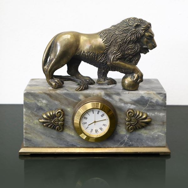 Leone in bronzo dorato con orologio