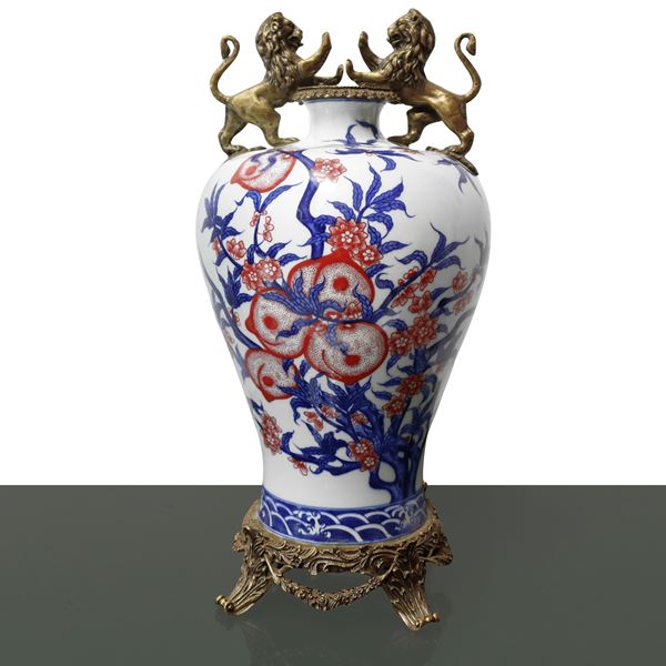 Vaso in porcellana bianca con decorazioni in blu e pesche rosa, decorazioni di leoni in bronzo