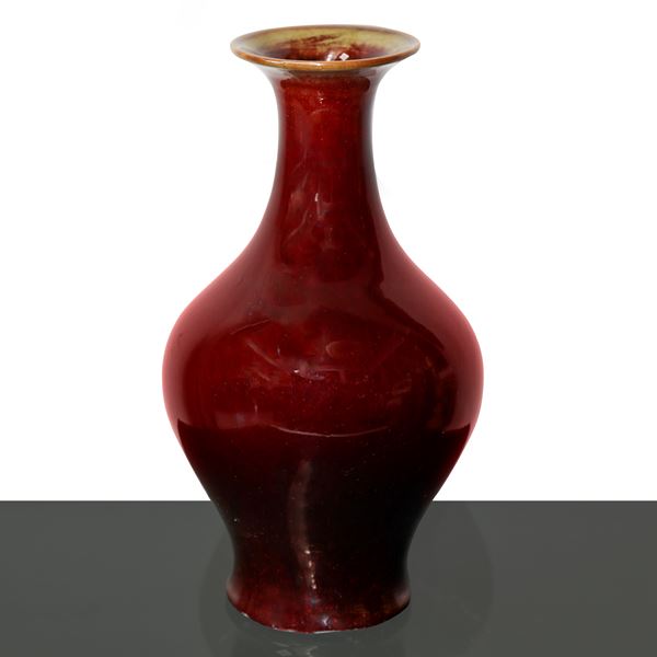Vase in shades of red