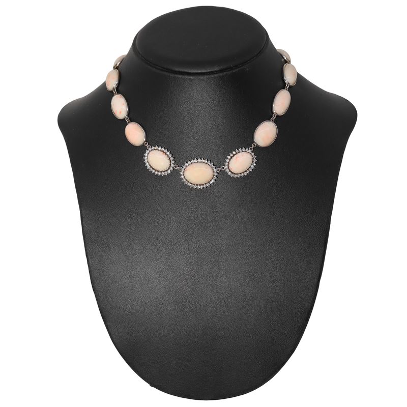 Collana in oro bianco con 13 ovali in corallo rosa