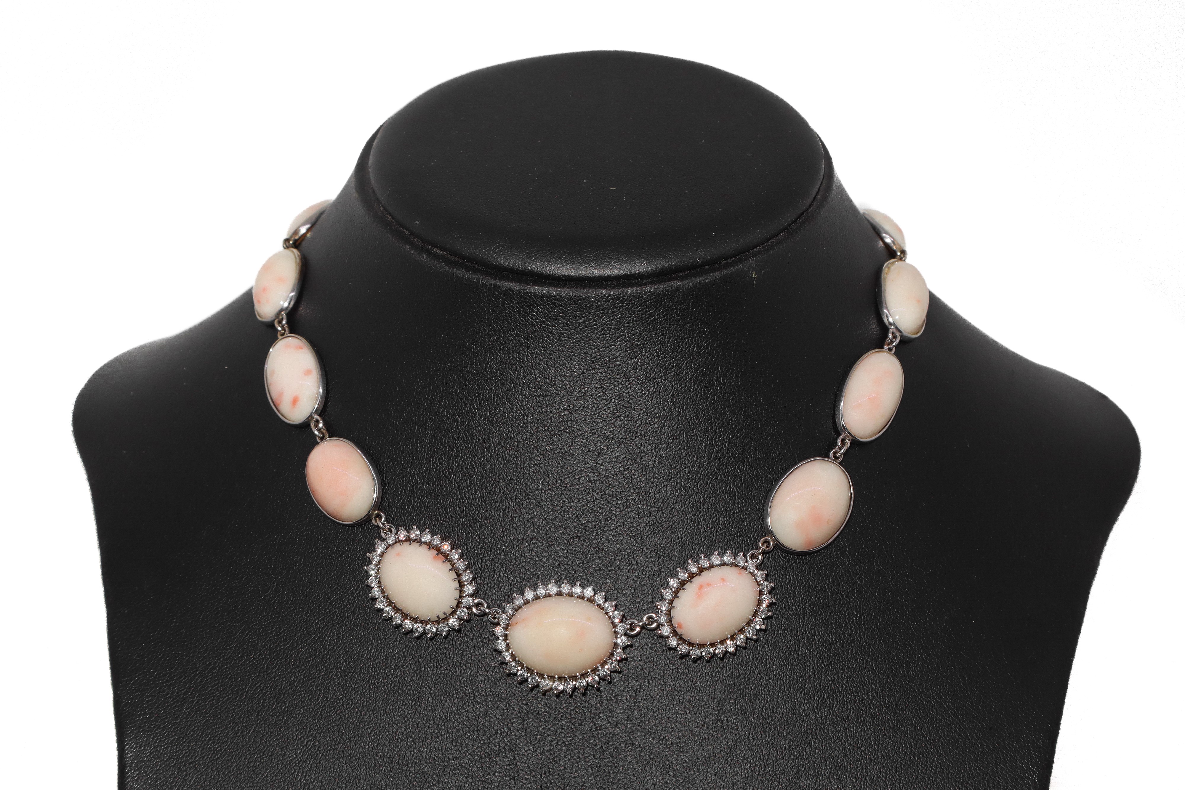 Collana in oro bianco con 13 ovali in corallo rosa