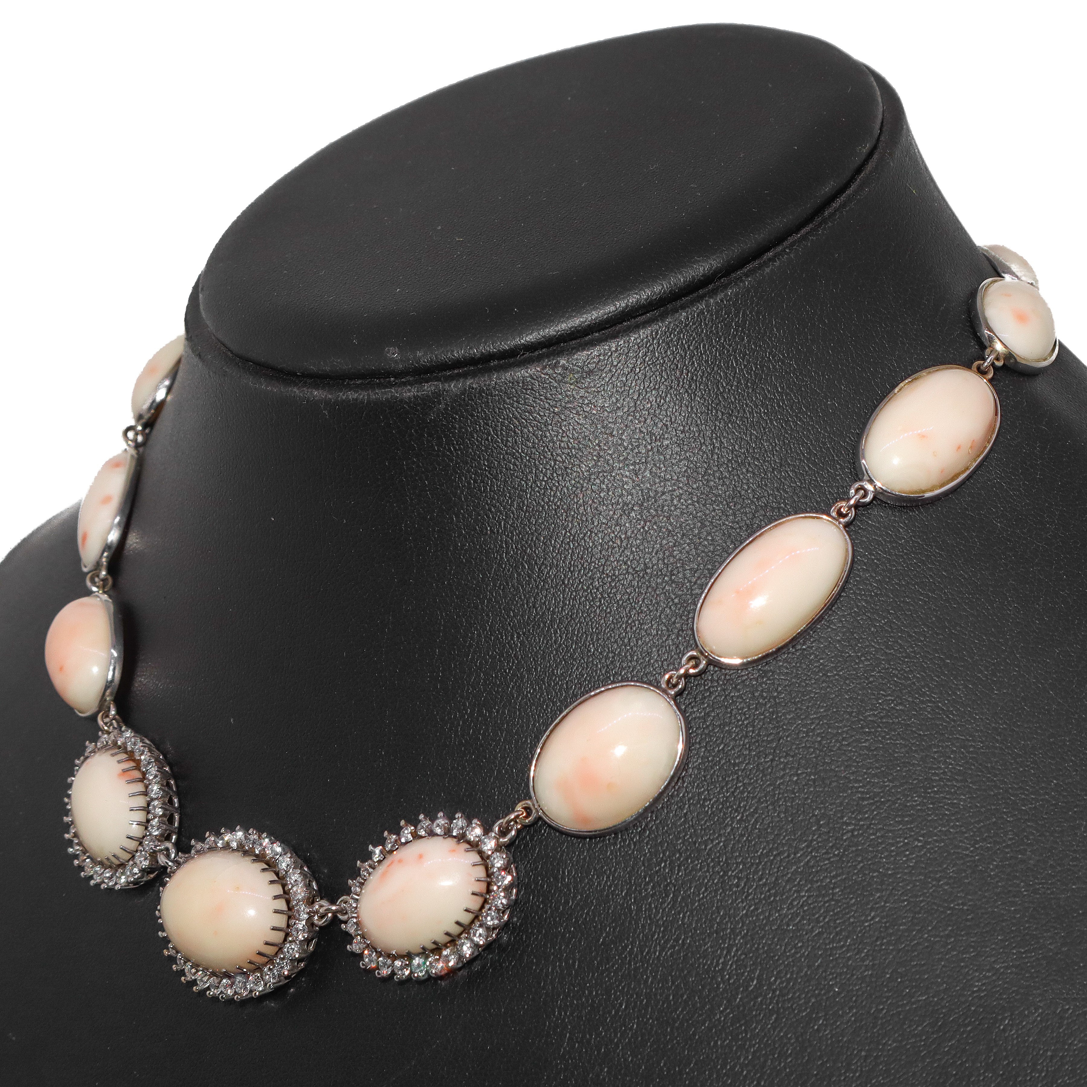 Collana in oro bianco con 13 ovali in corallo rosa