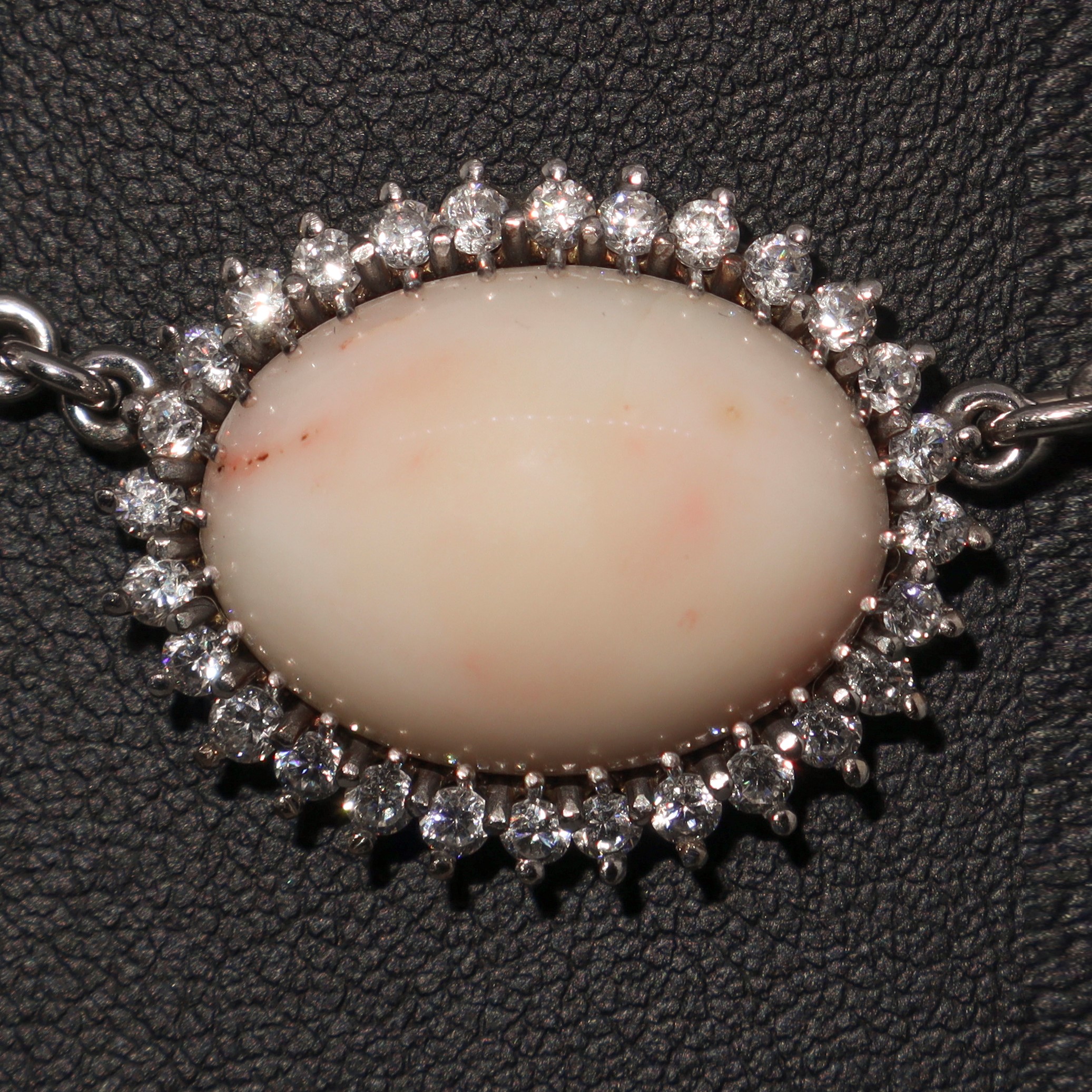 Collana in oro bianco con 13 ovali in corallo rosa