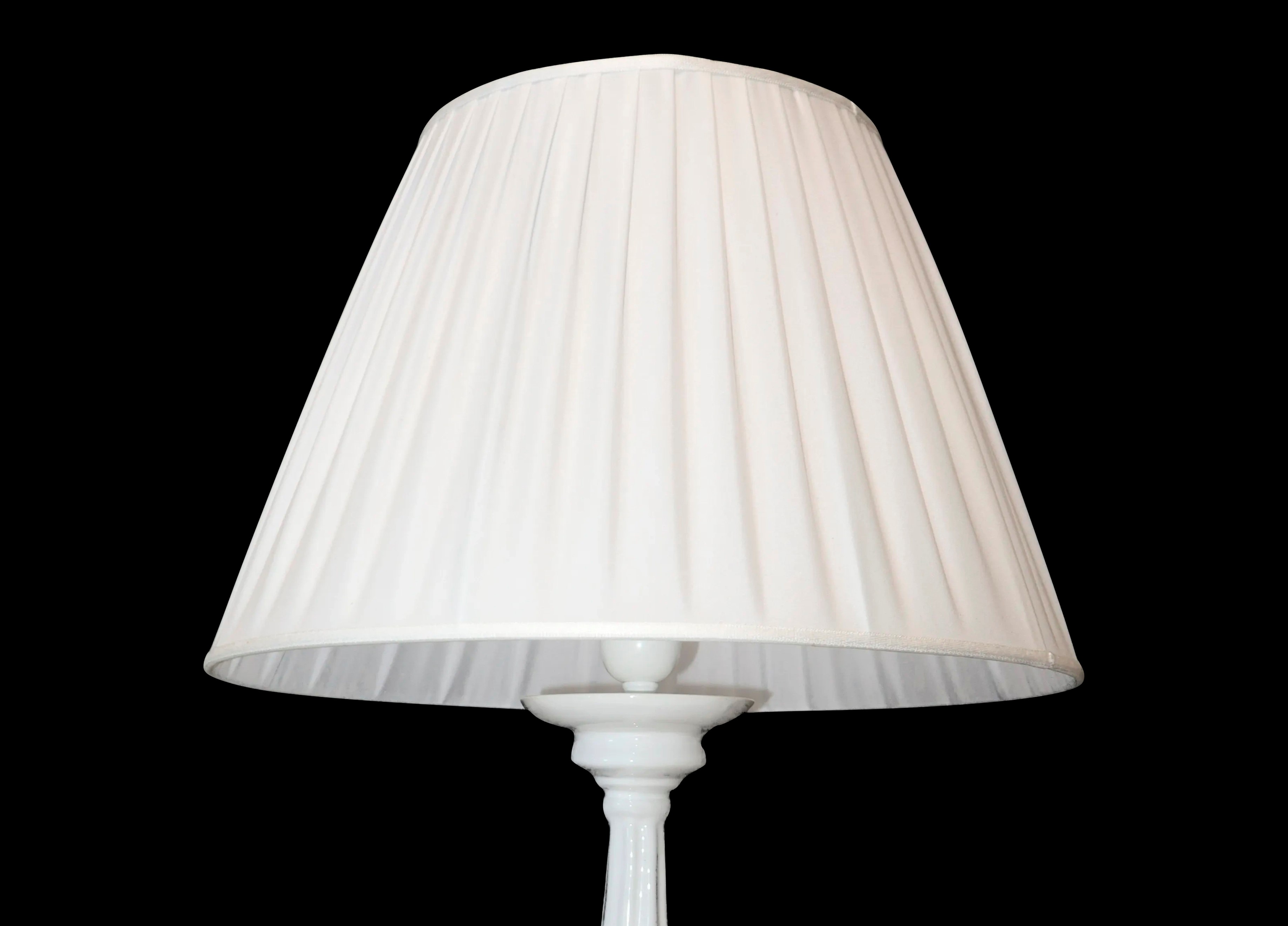 Lampada in porcellana bianca con paralume